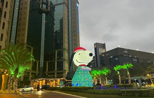Wyndham Ibirapuera inaugura árvore de Natal temática de 11 metros inspirada no Snoopy