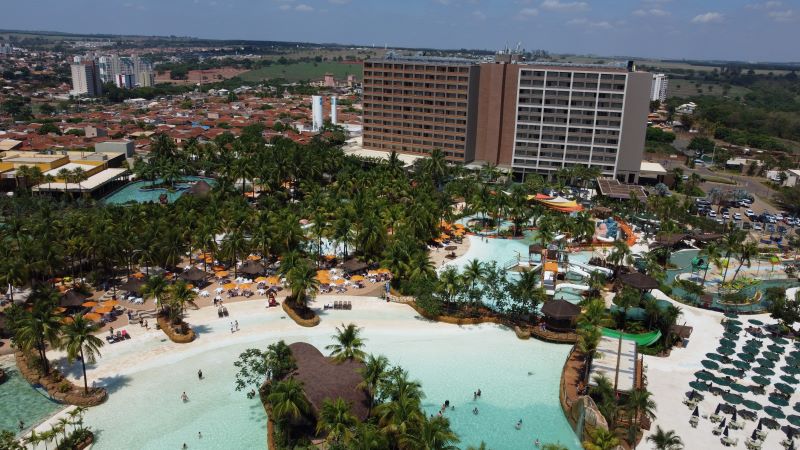 Hot Beach Parques &amp; Resorts bate recordes históricos em julho com R$ 40 milhões em receita e alta em todas as frentes