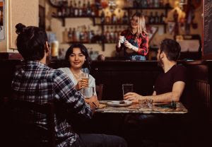 Quem administra um bar ou restaurante no Brasil já percebeu: o tempo de gerir o negócio só no "feeling" ficou para trás