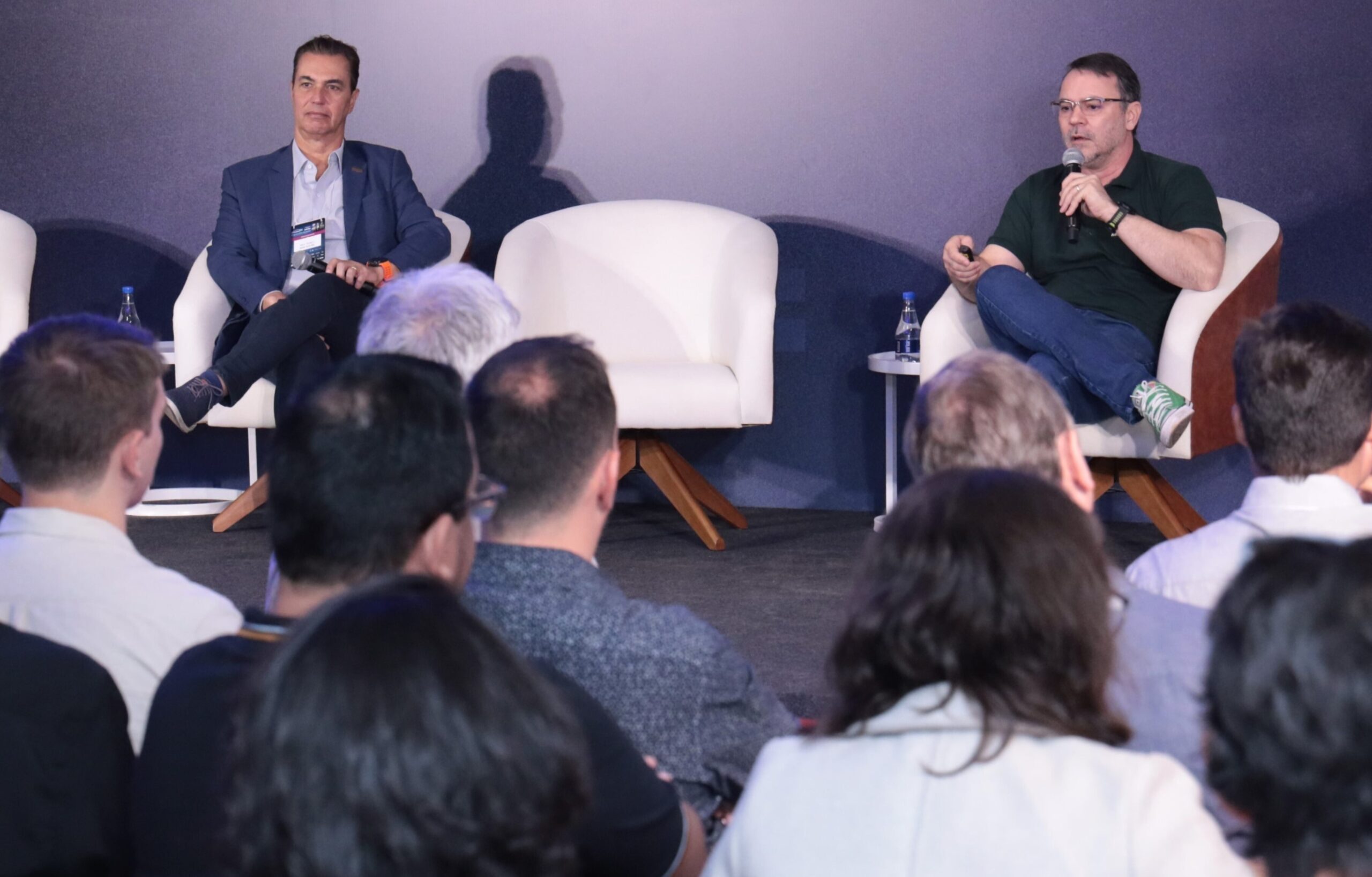 Paulo Solmucci, presidente-executivo da Abrasel, e Edu Neves, CEO do Reclame Aqui, durante painel "Experiência do consumidor: ponto fundamental para alavancar seu negócio". Imagem: Edgar Mafra