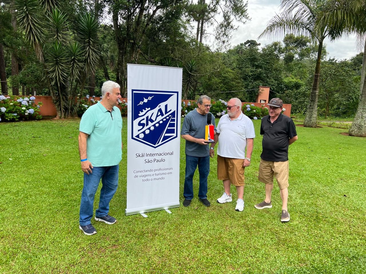 Empresário Latif Abrão Jr. recebe troféu Professor Mario Beni na confraternização da Skål Internacional São Paulo