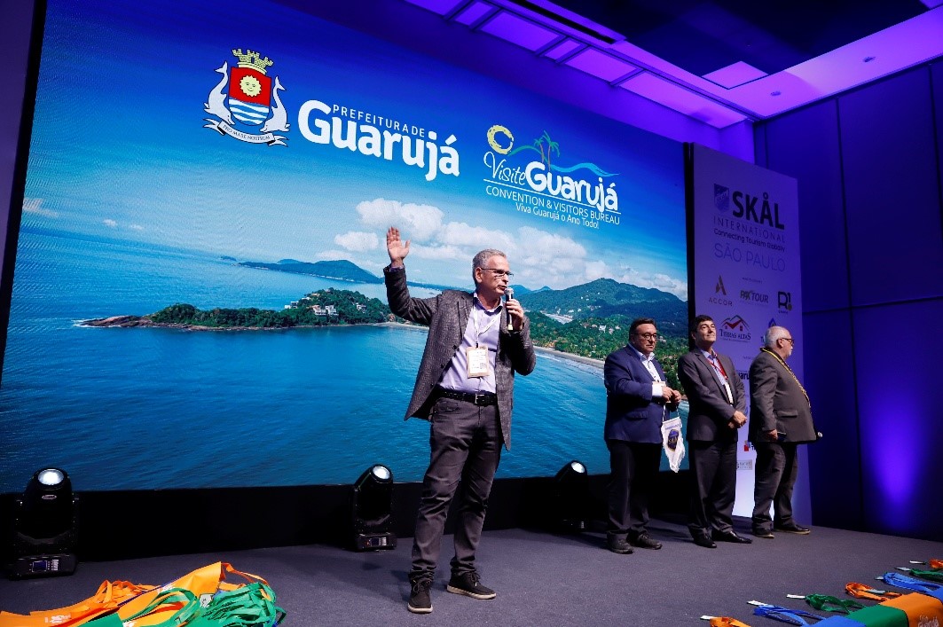 João Carlos Pollak, presidente do Visite Guarujá Convention Bureau e Ailto Rodrigues, secretário de Turismo do município, destacam atrativos do destino na WTM 2025.