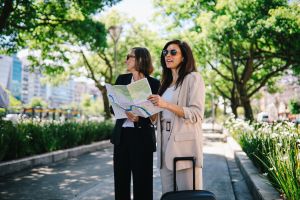 3 em cada 5 brasileiros devem gastar mais com viagens em 2025, aponta Booking.com