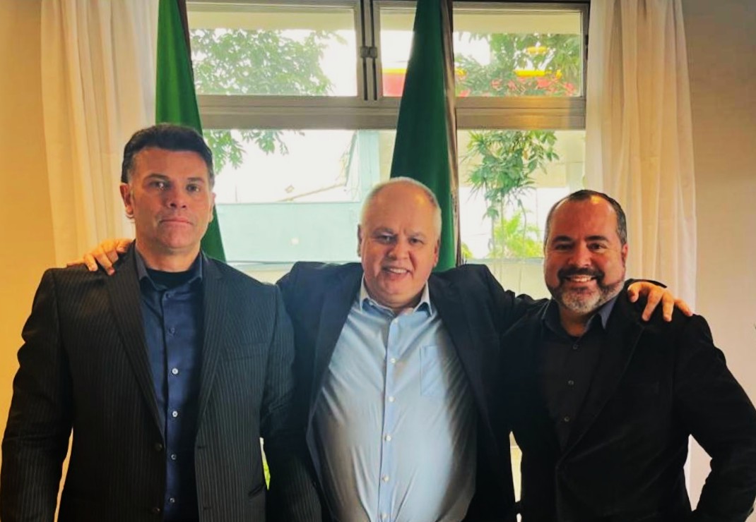 Da esq. para dir. Jorge Junior, Roberto Baldo e Luis Fernando Carvalho Cruz, coordenador técnico da Desbravador Software
