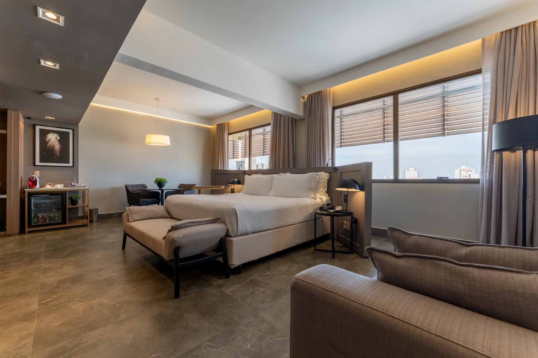Deville Prime Cuiabá inaugura Smart Suíte e traz inovação tecnológica à hotelaria regional
