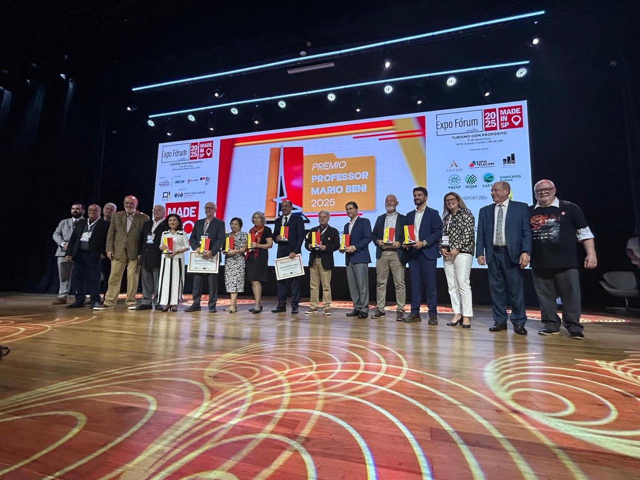Premiados exibem o troféu recebido das lideranças setoriais representativas das entidades parceiras: Skål Internacional Brasil, Associação Nacional de Pesquisa e Pós-Graduação em Turismo ANPTUR, Academia Brasileira de Eventos e Turismo. Foto: LHM