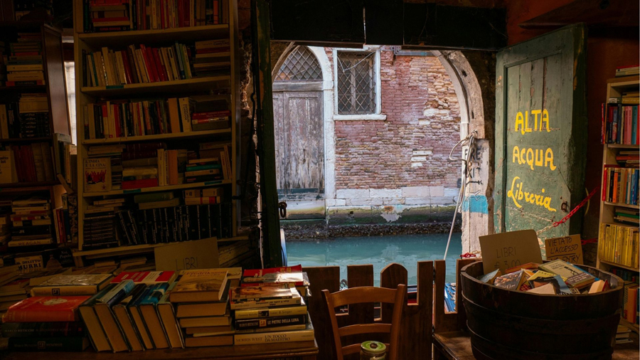 Viajando entre páginas: a ascensão do turismo literário e cinco cidades onde os livros são o nosso melhor guia